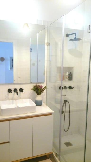Apartment Artist's Retreat Near The Riverside With Ac